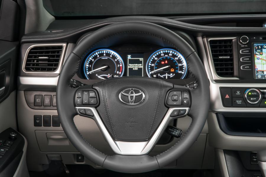 Панель приборов Toyota Highlander XLE 2016 года  (фото 7 из 18)